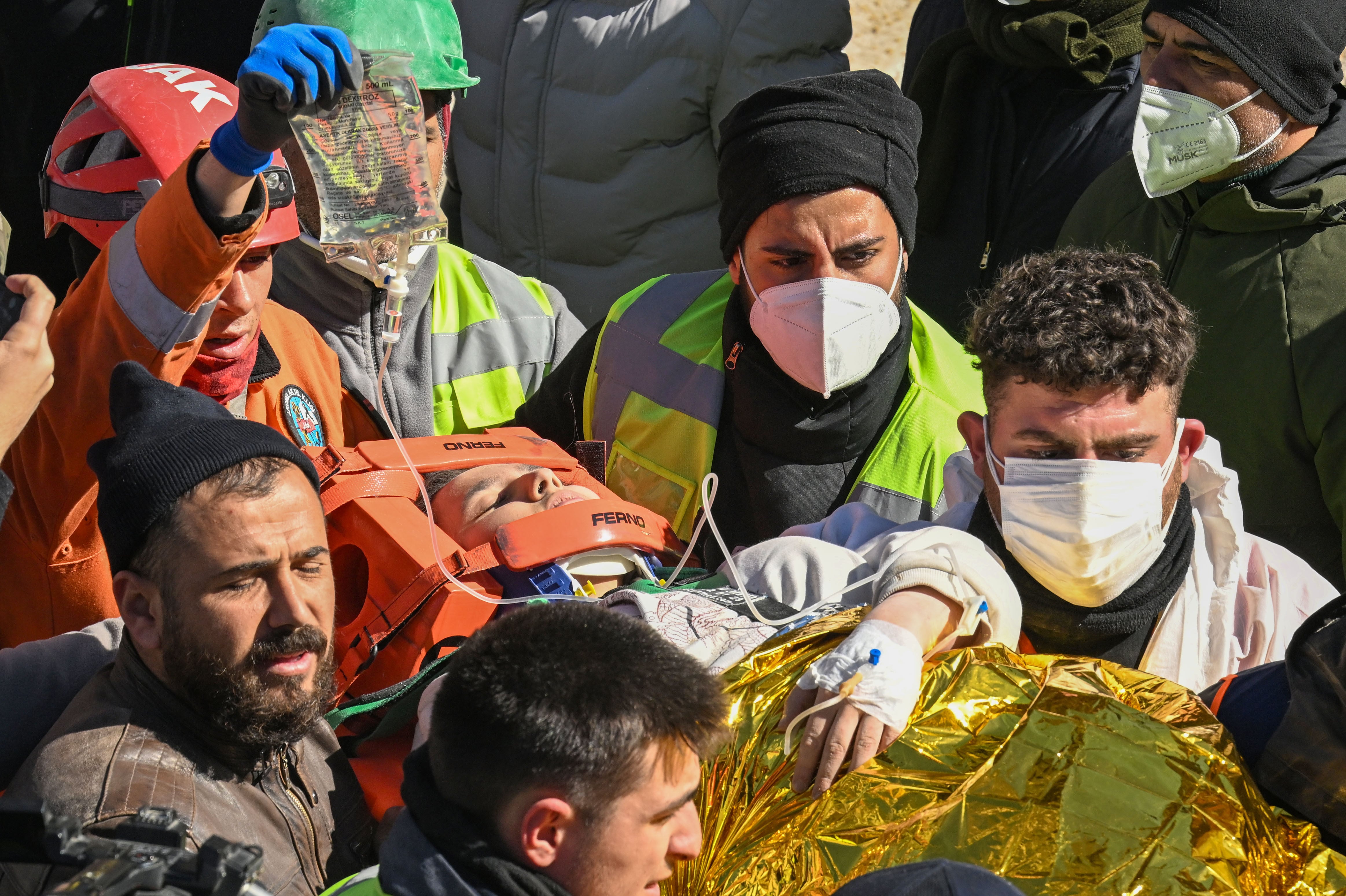 Uno de los momentos del rescate. (Photo by Mehmet Kaman/Anadolu Agency via Getty Images)