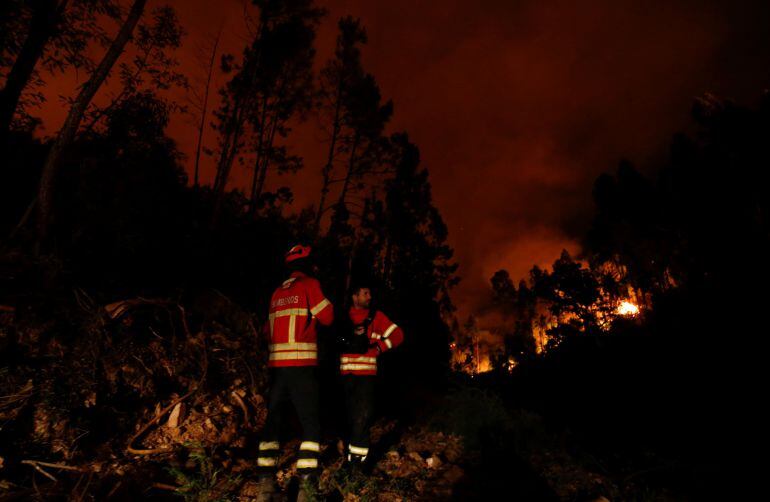 Bomberos trabajando para sofocar las llamas en la localidad lusa de Bouca, en el centro de Portugal.