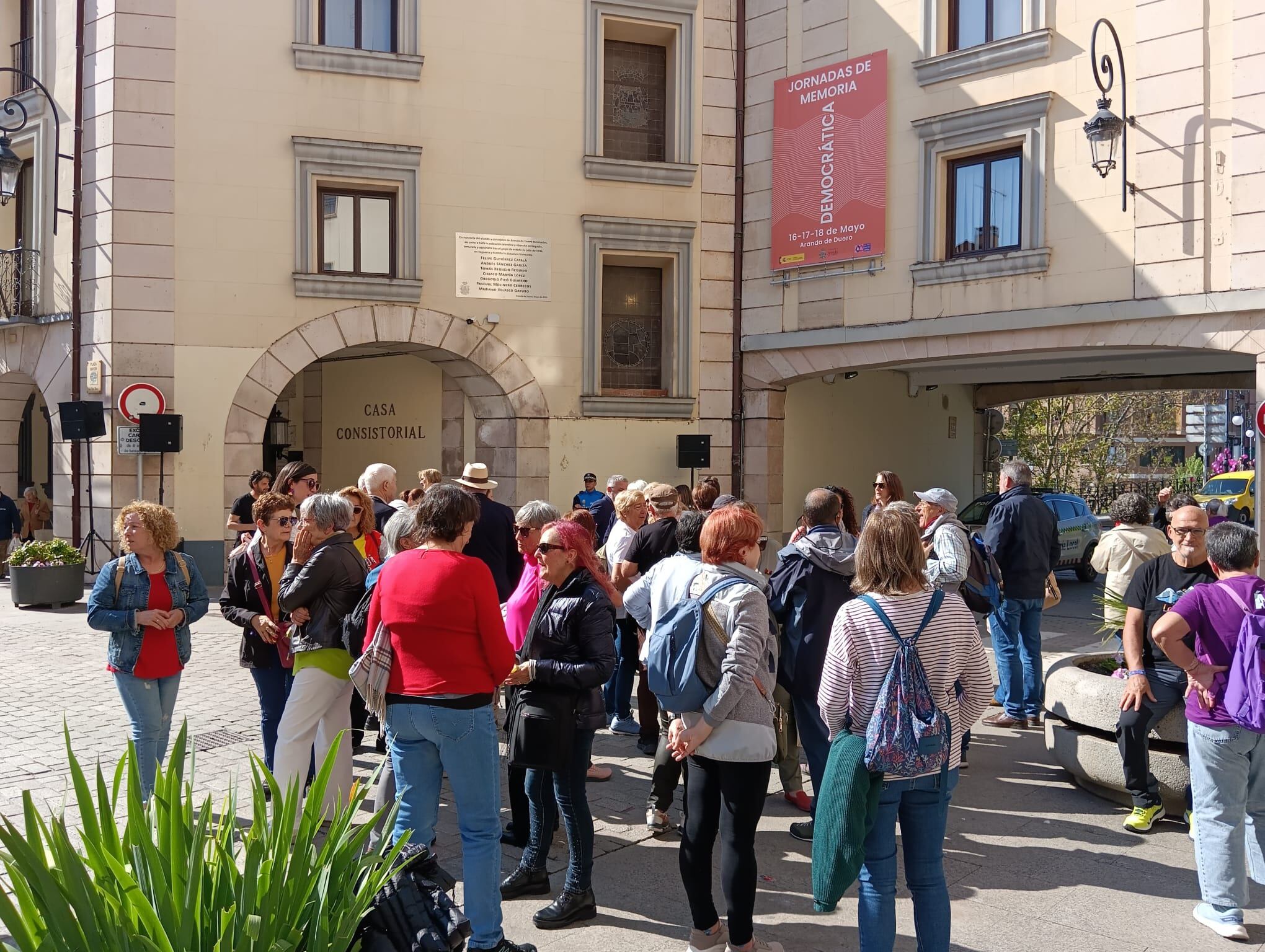 Momentos antes de comenzar el acto de presentación de la placa