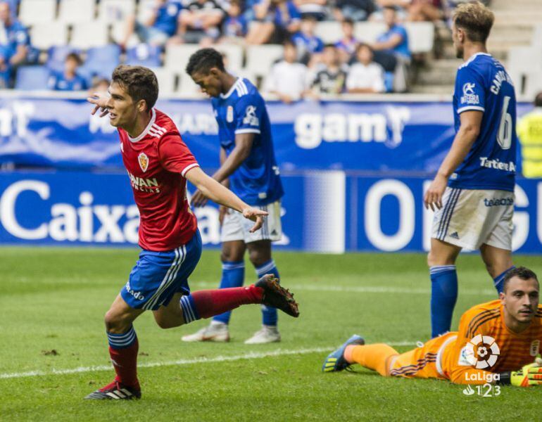 Soro celebra el cuarto gol del Zaragoza ante la frustración de los jugadores del Real Oviedo.