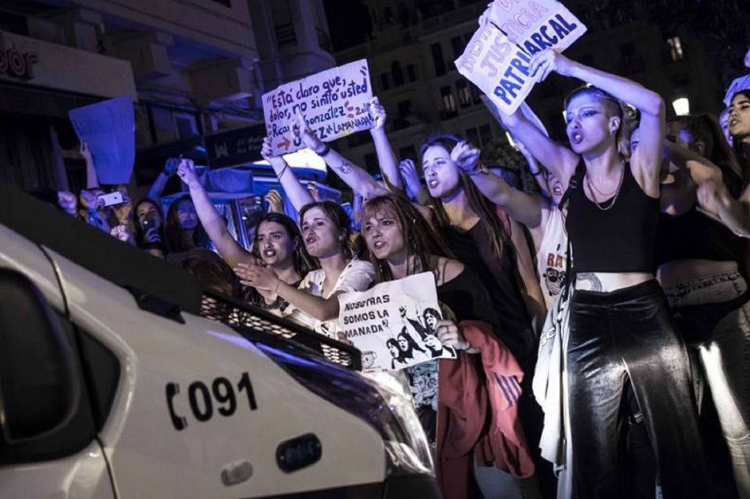 Manifestantes el 26 de abril entre la calle Morería con Cruz Conde 