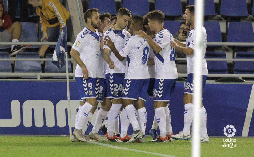 Los blanquiazules celebran el tanto de Naranjo que abrió el marcador