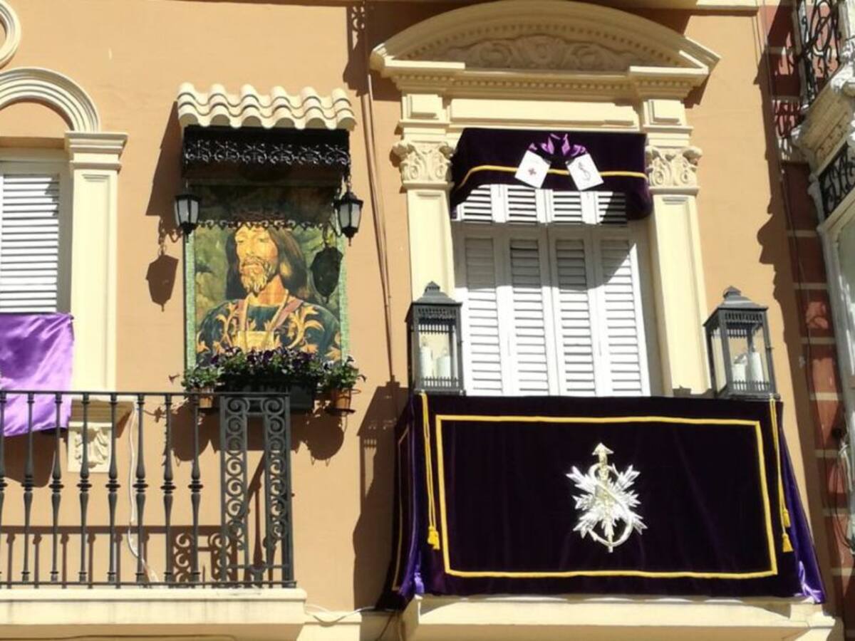 Un balcón de la Plaza del Risueño, el más bello de la Semana Santa de Cartagena