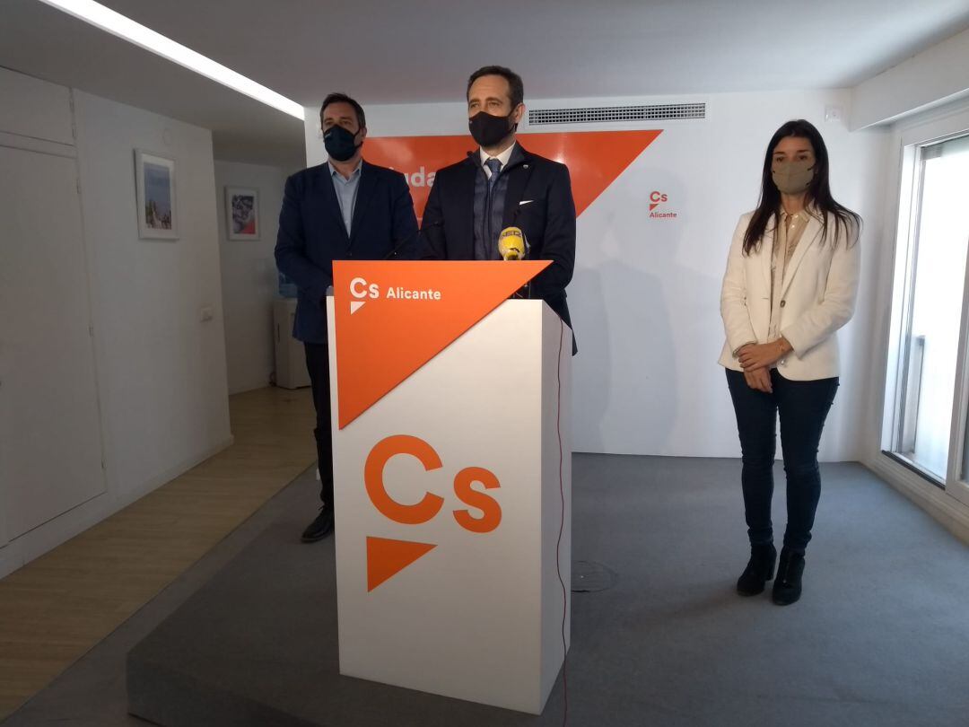 El eurodiputado y portavoz de turismo del grupo liberal Renew Europe, José Ramón Bauzá (c), junto con la nueva síndica en Les Corts de Ciudadanos, Ruth Merino, como su diputado Juan Ignacio López-Bas.