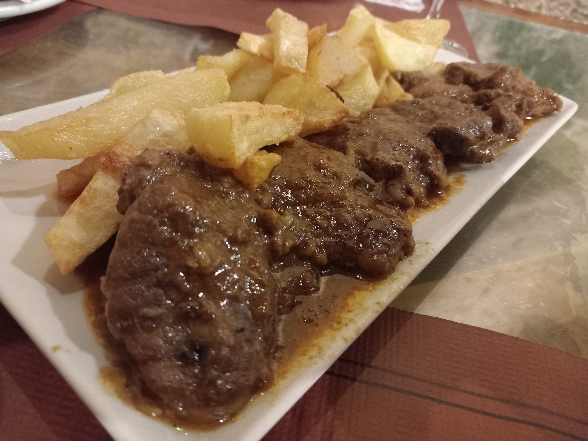 Carrillada guisada con papas fritas de la colonia, de El Talabar