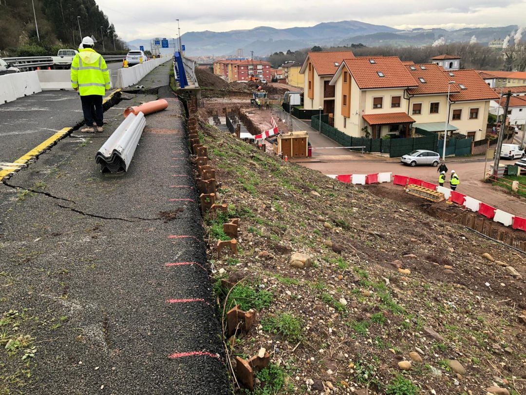 Técnicos de la empresa constructora del ramal Polanco-Sierrapando trabajan ya en asegurar la zona tras la grieta que ha aparecido este miércoles.