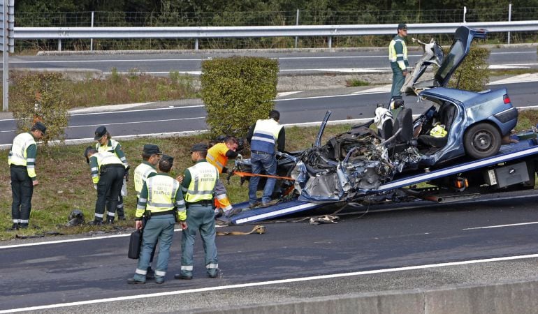 Efectivos de la Guardia Civil trabajan en un accidente