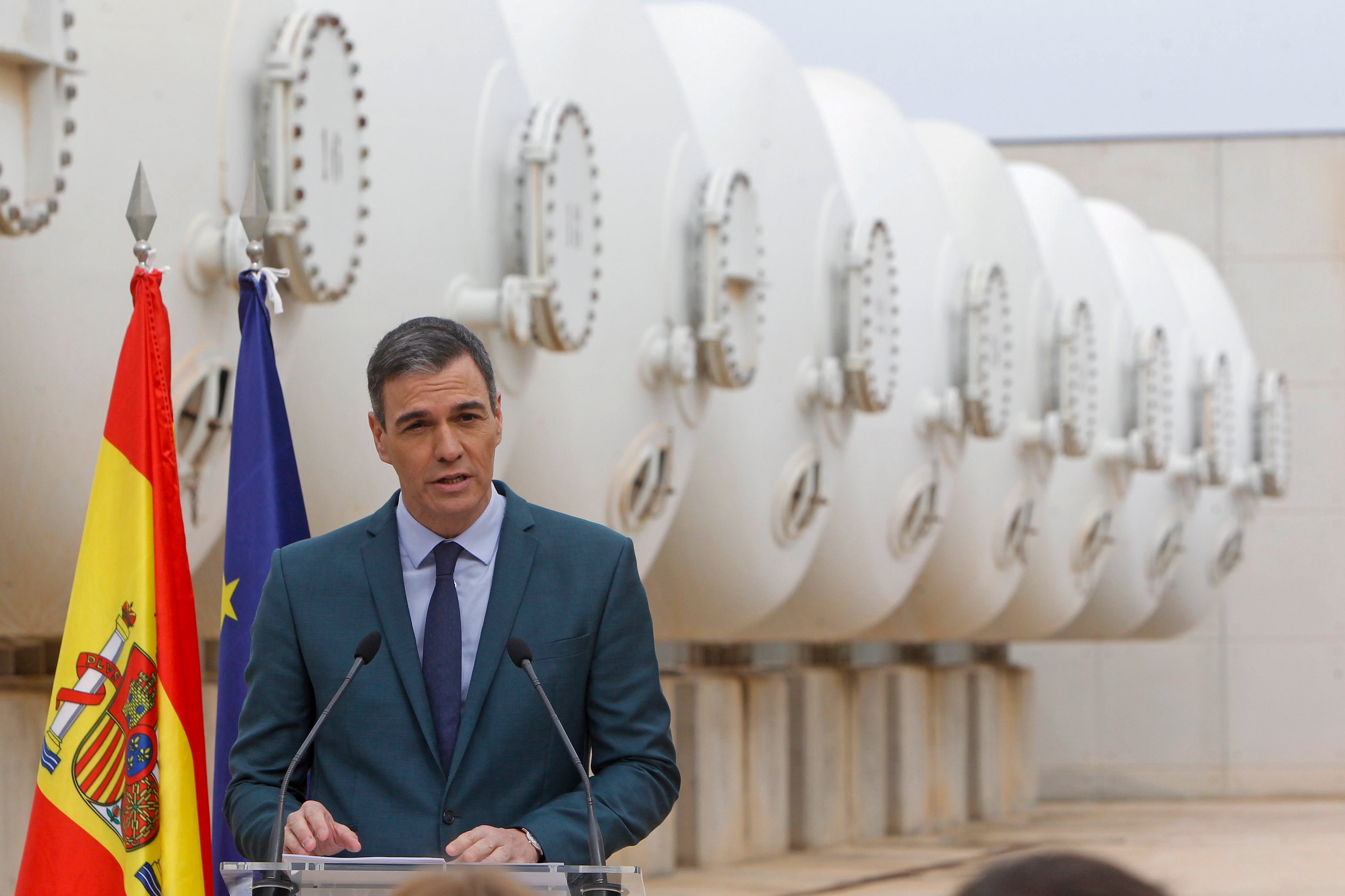 GRAFCVA8349. TORREVIEJA (ALICANTE), 14/02/2024.- El presidente del Gobierno, Pedro Sánchez, durante su visita a la mayor planta desalinizadora de Europa, que el Gobierno ha aprobado ampliar para aumentar el 50 por ciento la producción, en Torrevieja (Alicante), donde ha sostenido que su gabinete da la &quot;máxima prioridad&quot; a las políticas contra el cambio climático y a uno de sus efectos más adversos, la sequía, con una &quot;inversión histórica&quot; de unos 5.000 millones entre 2022 y 2027 para la modernización de los regadíos. EFE/Morell
