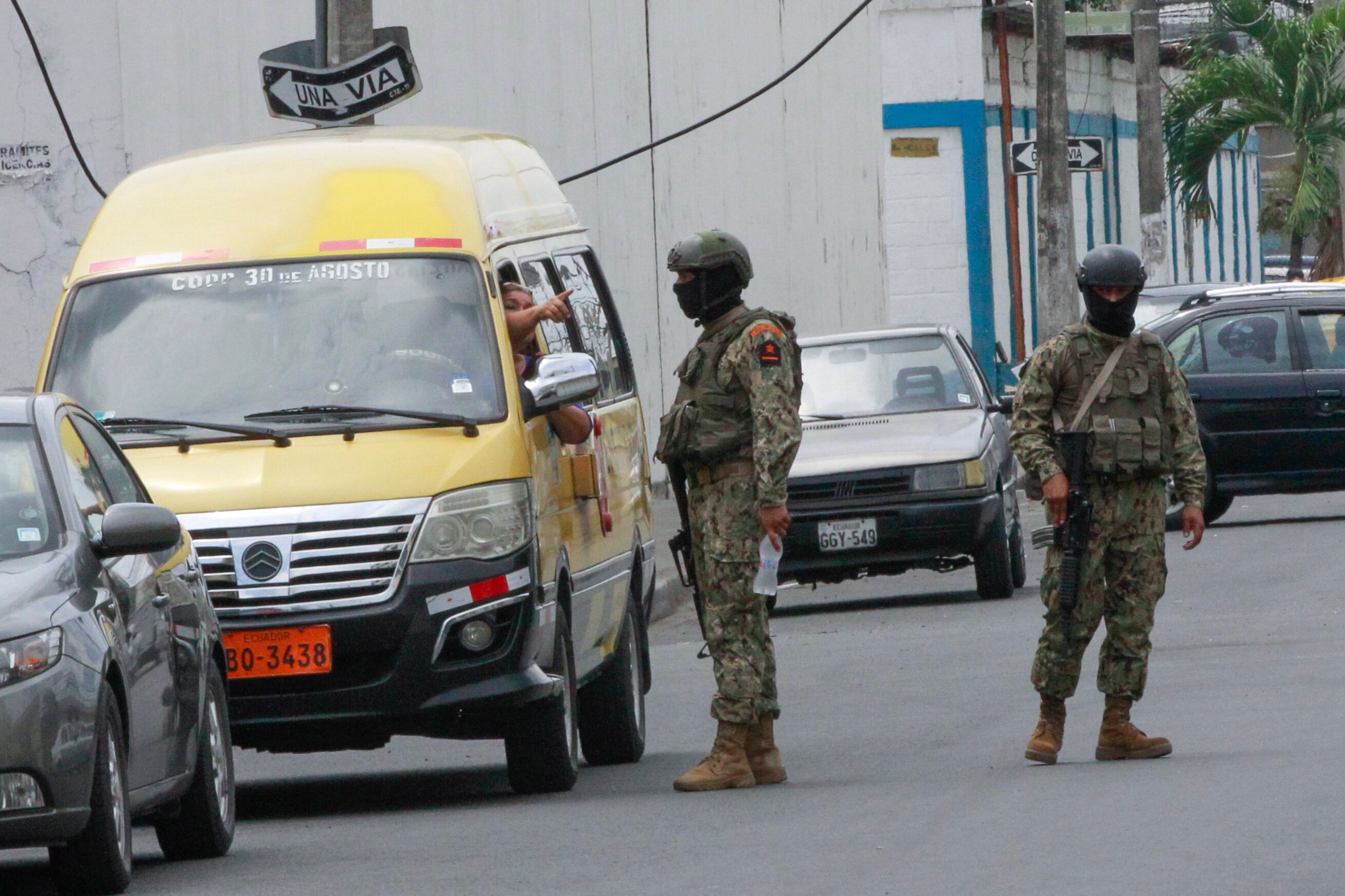 Soldados del ejército ecuatoriano vigilan en un puesto de control en Guayaquil (Ecuador)