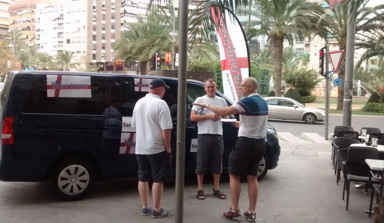 Aficionados de la selección inglesa de fútbol en la céntrica plaza de Luceros de Alicante