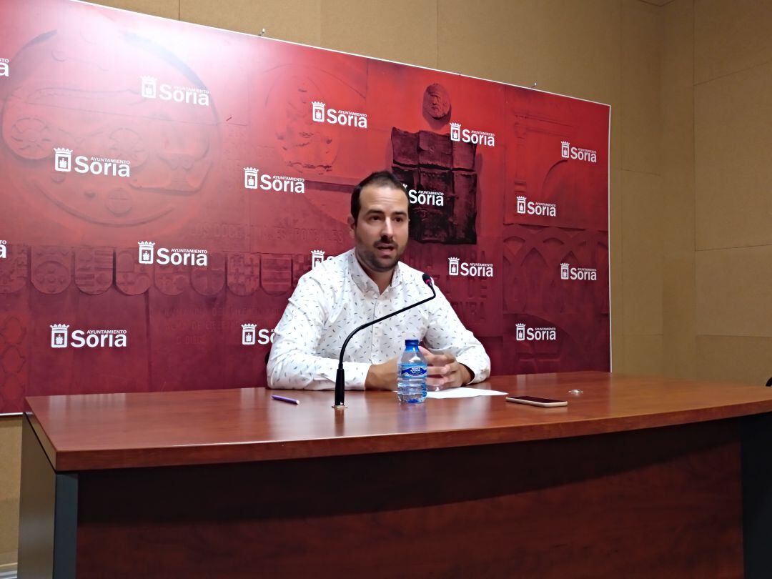 Ángel Hernández, en rueda de prensa en el Ayuntamiento de la capital.