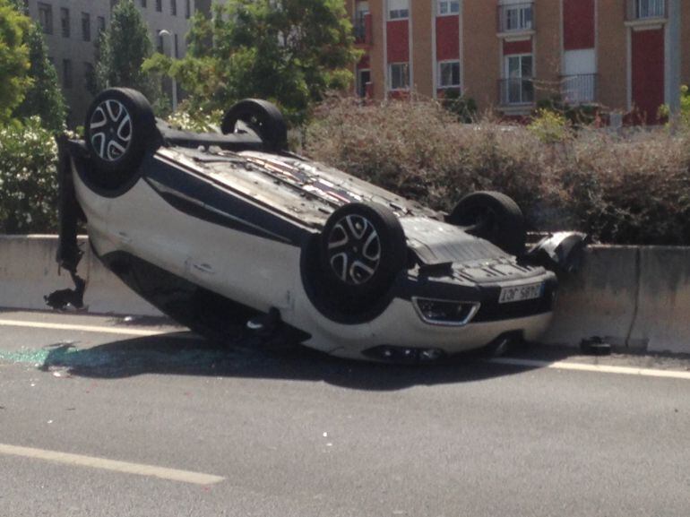 Uno de los coches quedó en este estado tras el accidente