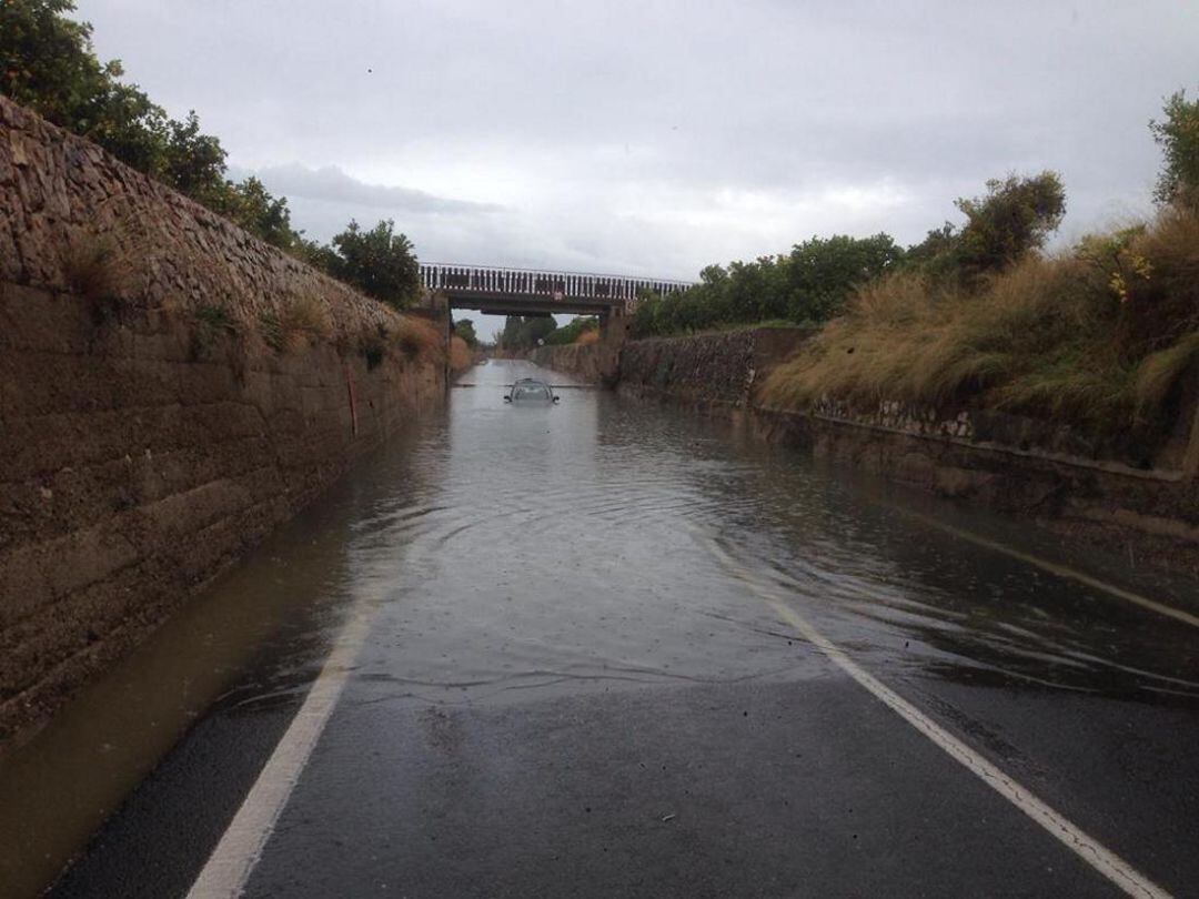 Carretera de Bellreguard a la playa con el paso inferior inundable