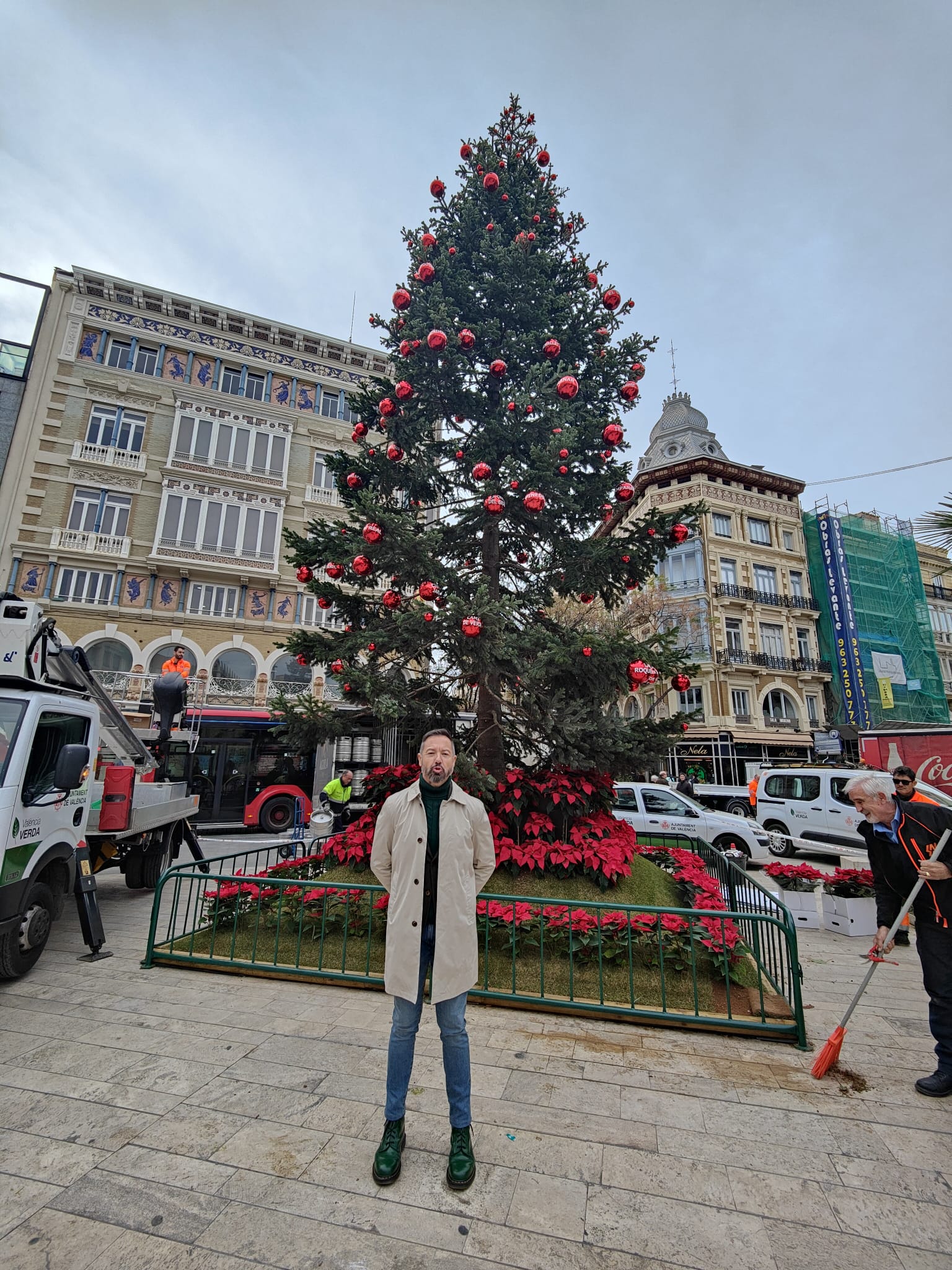 Juanma Badenas (Concejal Parques y Jardines) presenta el abeto de Navidad que se ha &#039;plantado&#039; en la plaza de la Reina