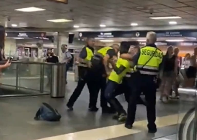 Imágenes del vídeo de vigilantes de Renfe agrediendo a un hombre.