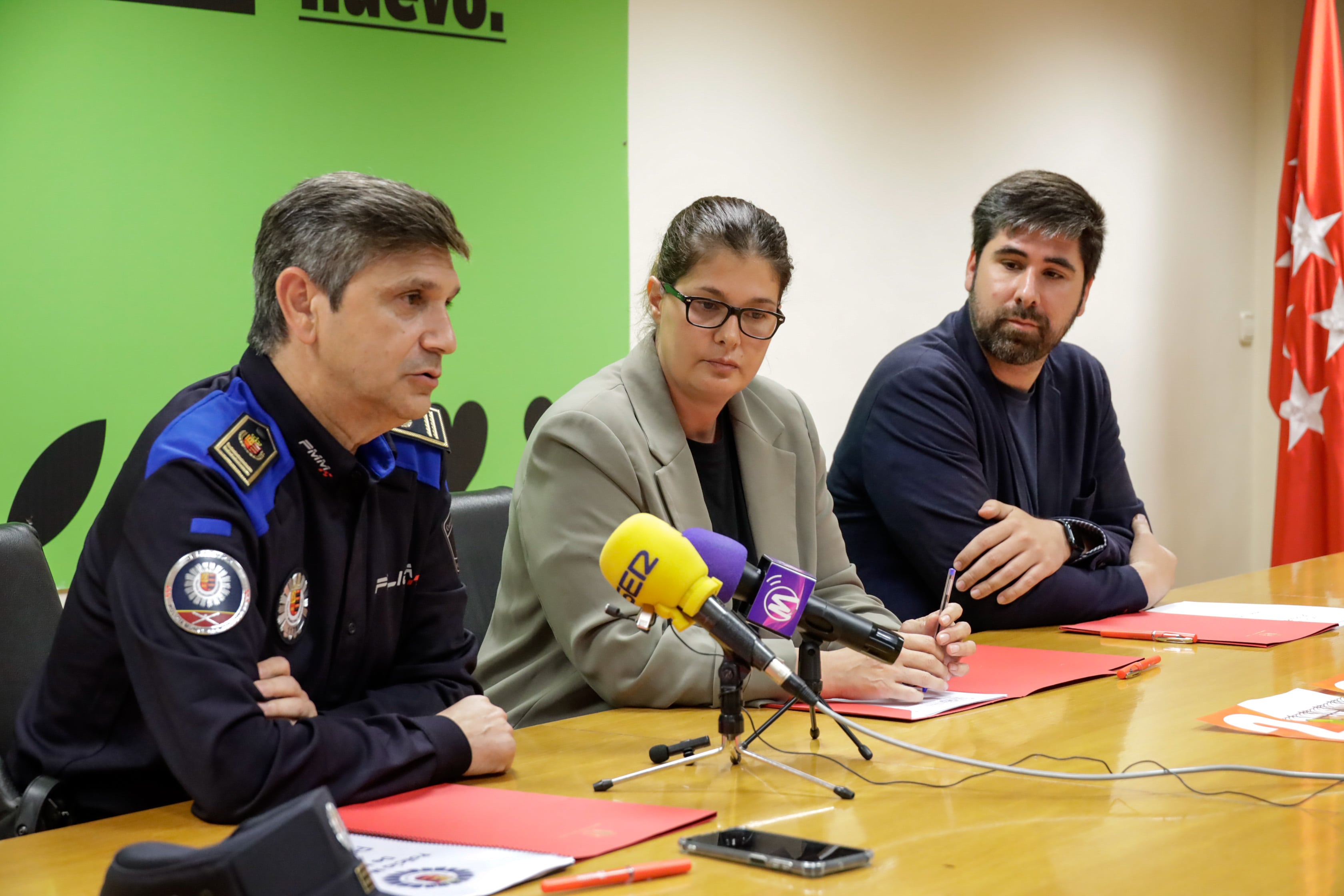 La alcaldesa de Móstoles, Noelia Posse, junto al concejal de seguridad, Álex Martín y el Comisario de la Policía Municipal de Móstoles, Juan Manuel Arribas