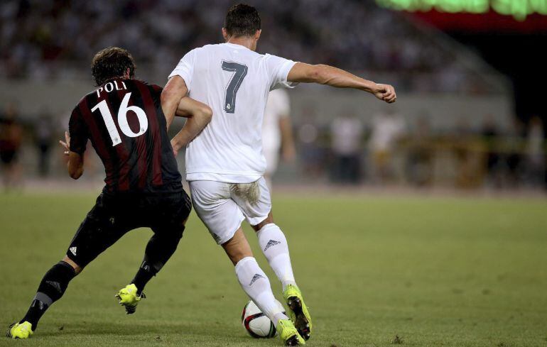  El delantero portugués del Real Madrid, Cristiano Ronaldo lucha por el balón con el centrocampista Andrea Poli 