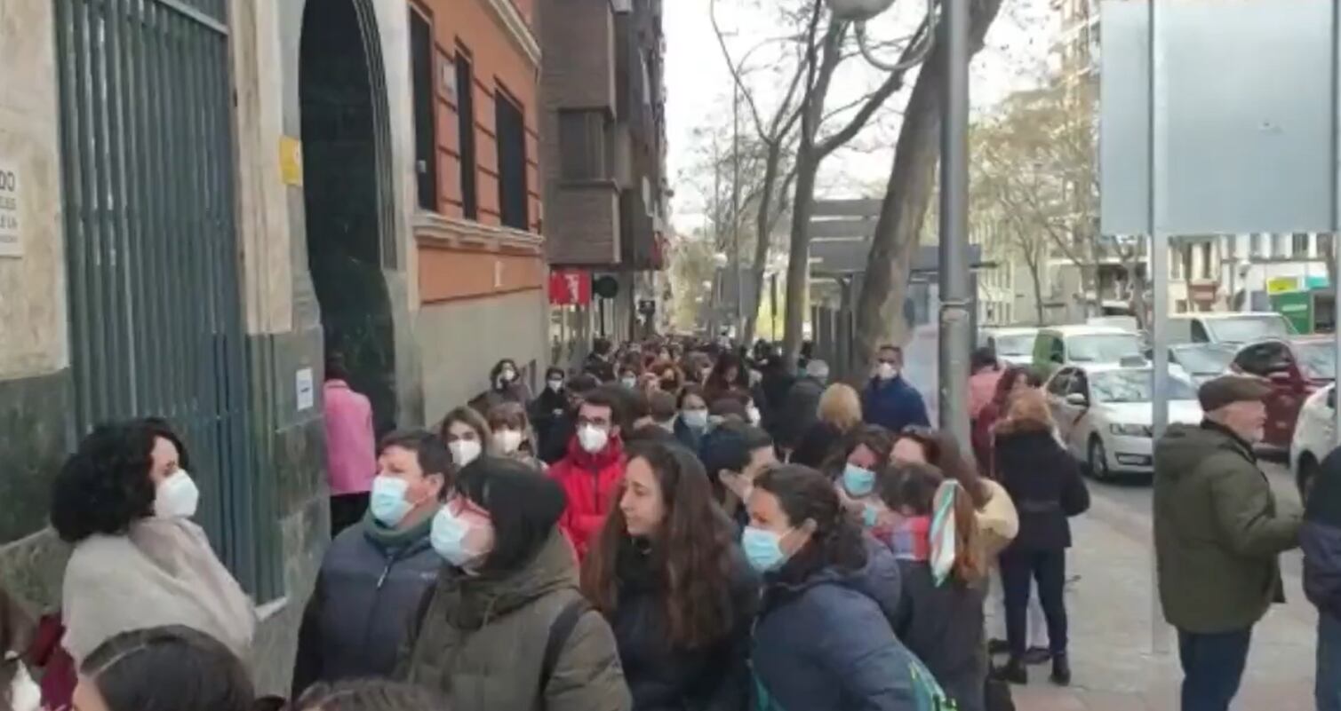 Cientos de personas aguardan para votar en las elecciones del Colegio de Enfermería el pasado miércoles.