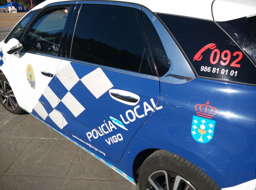 Un coche oficial de la Policía Local de Vigo.