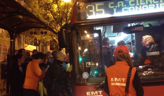 Corredores entran en un autobús de la EMT