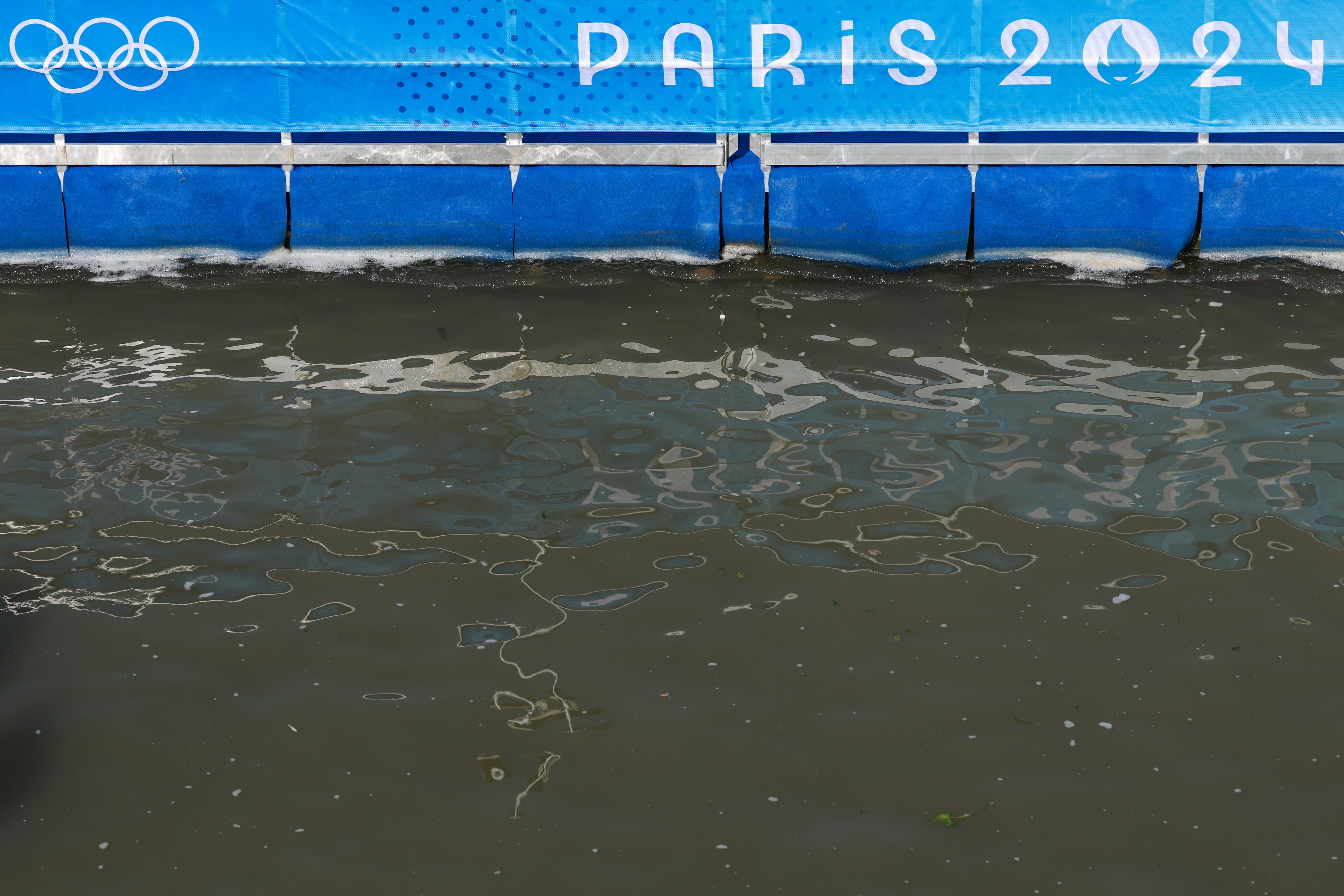 Así está el agua en el río Sena que ha obligado a aplazar la prueba de triatlón