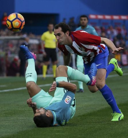 Godín y Suárez, en una de las primeras acciones del choque.