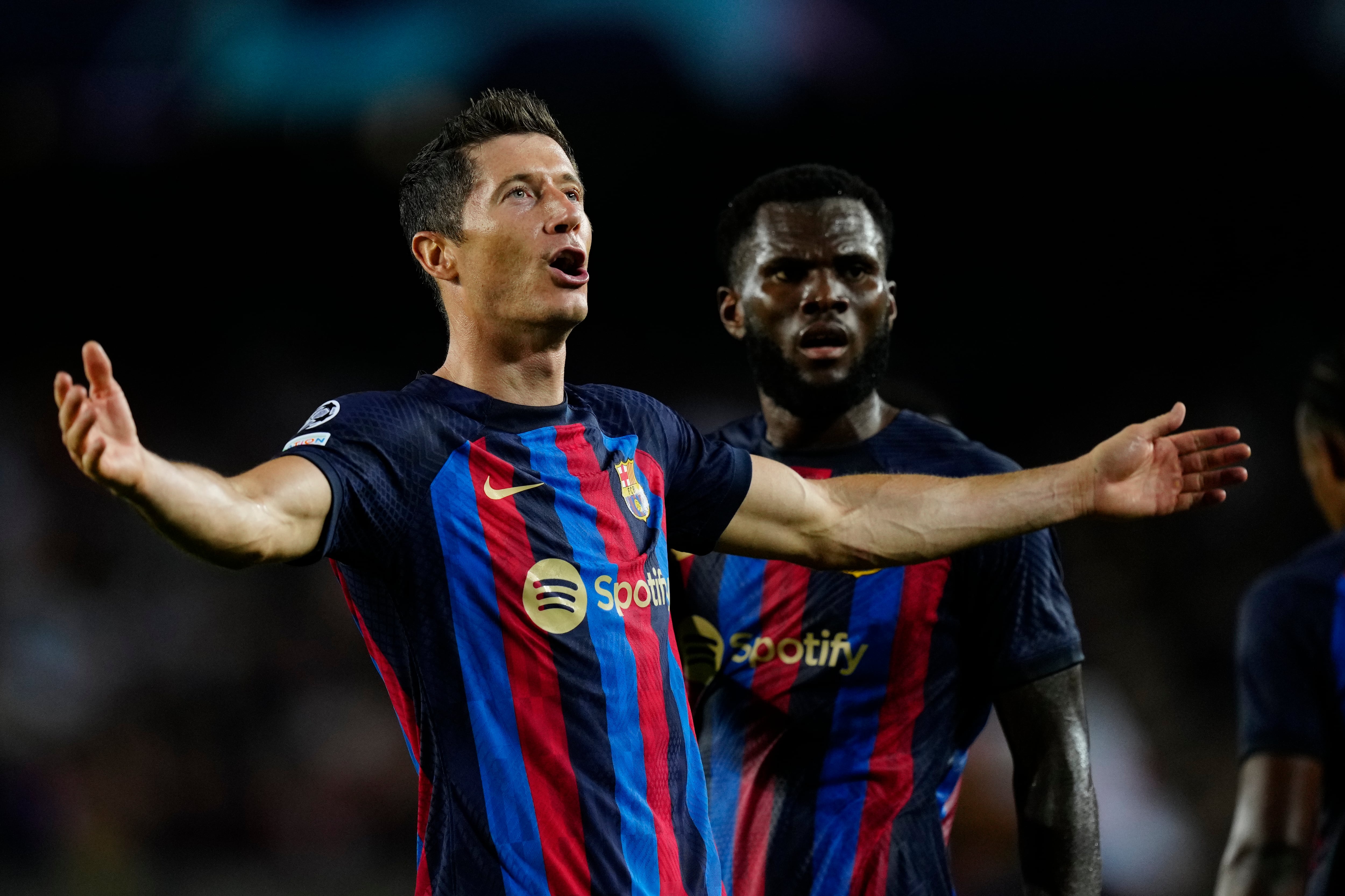 El delantero polaco del FC Barcelona Robert Lewandowski (i) celebra tras marcar el 0-2 ante el Viktoria Pilsen.