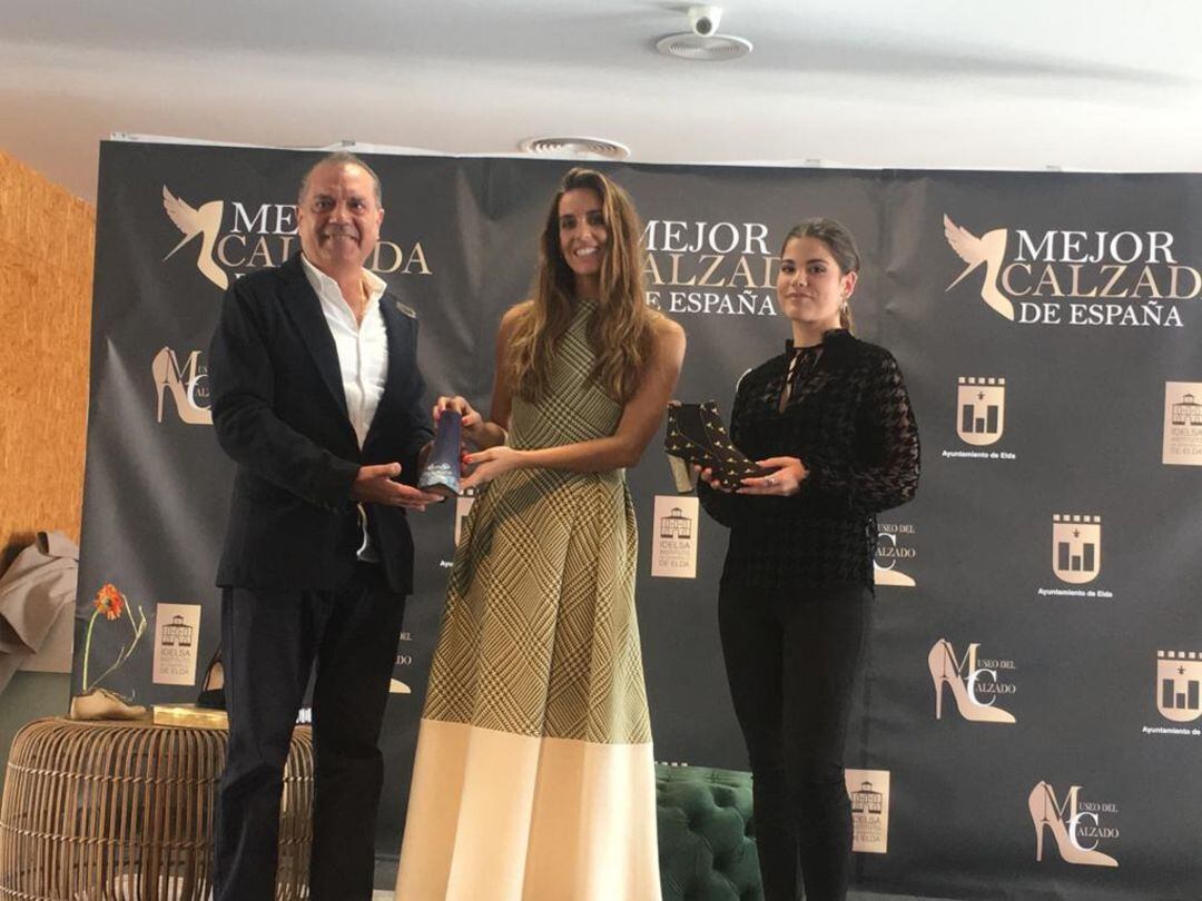 Ona Carbonell recibe el premio a la Mejor Calzada de Elda 