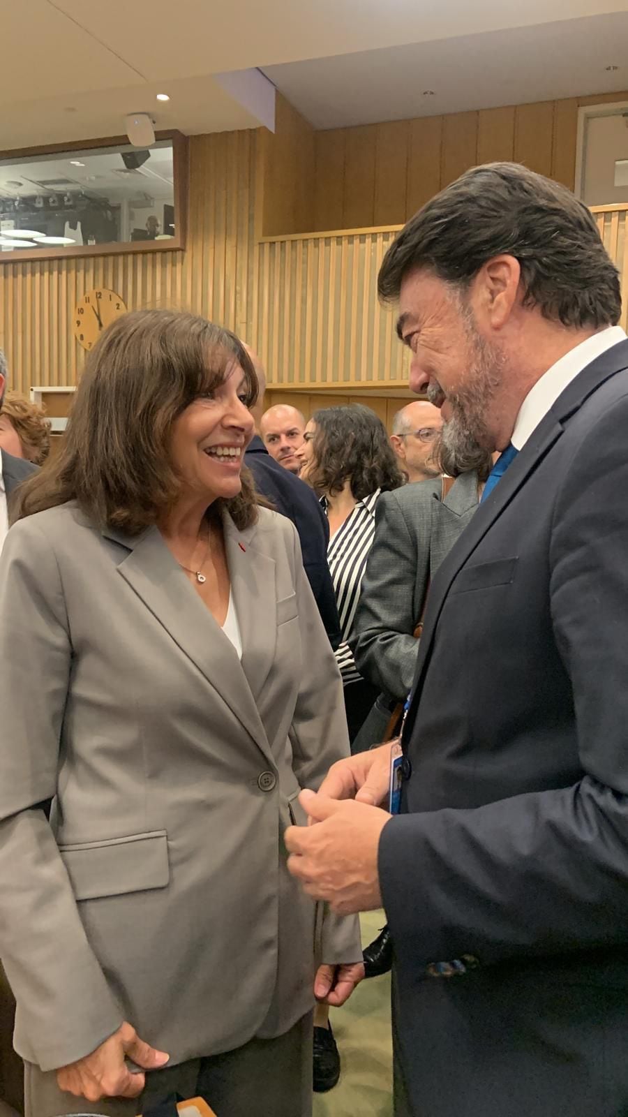 El alcalde de Alicante, Luis Barcala, junto a la alcaldesa de París, Anne Hidalgo, en la Cumbre del Futuro de Naciones Unidas