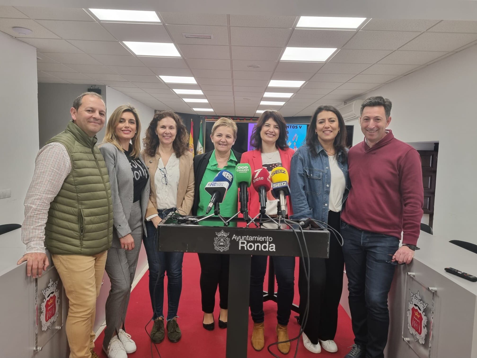 Los profesores implicados en el proyecto ante los medios de comunicación este martes