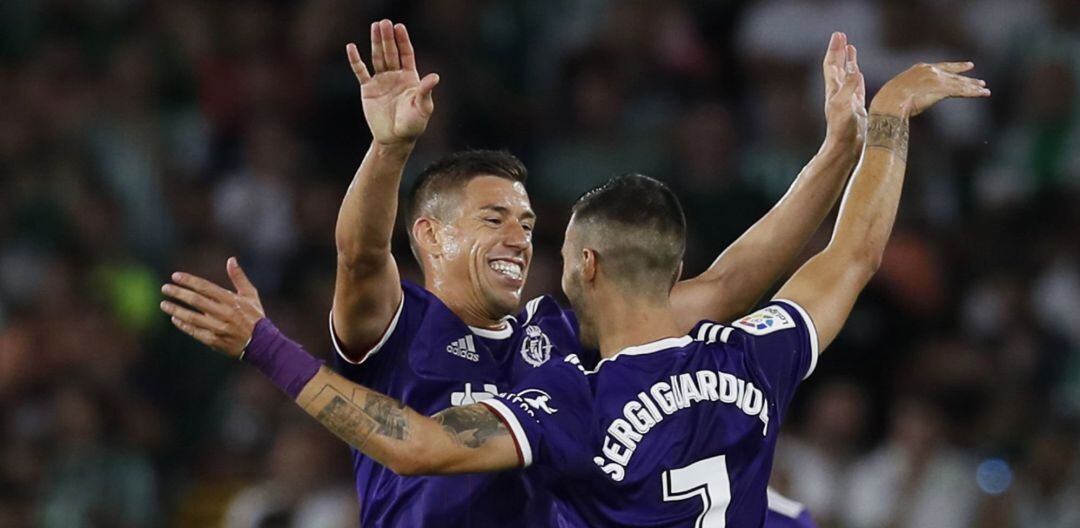 Los jugadores del Valladolid celebran el primer gol del partido