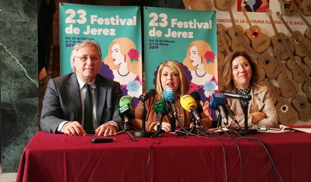 Paco Camas, delegado municipal de Cultura, Mamen Sánchez, alcaldesa de Jerez, e Isamay Benavente, directora del Festival de Jerez