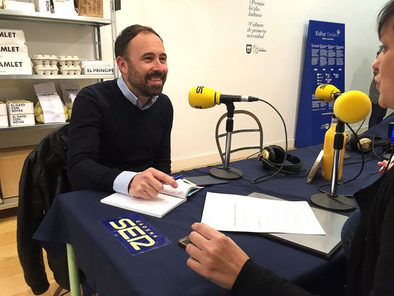 El diputado de Cultura, Denis Itxaso, durante el especial Hoy por Hoy en defensa de la cultura.