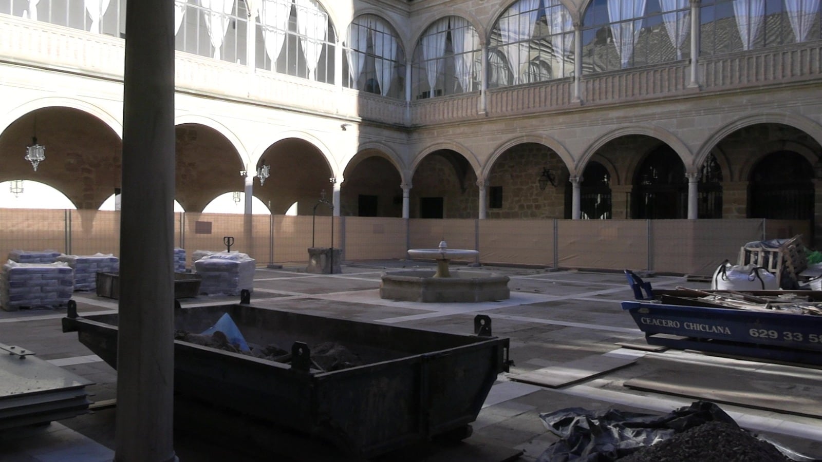 Patio del Hospital de Santiago de Úbeda, durante la intervención.