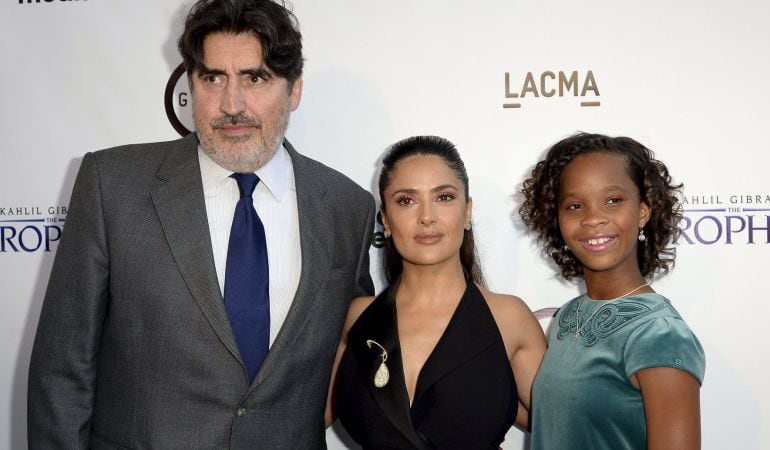 Salma Hayek-Pinault posa con Alfred Molina y Quvenzhane Wallis duante un pase fotográfico en Los Ángeles. 