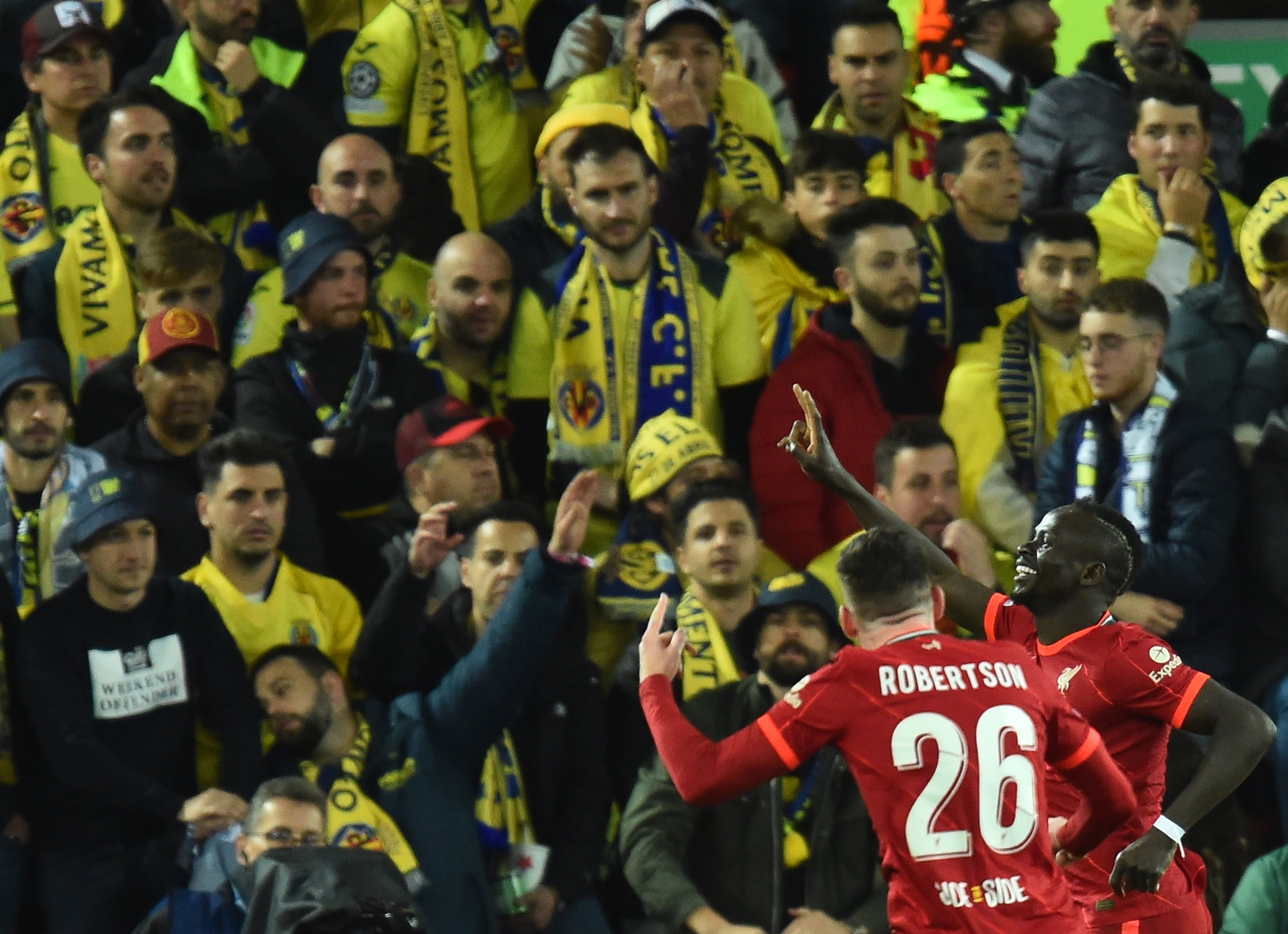 Robertson y Mané celebran el segundo tanto del Liverpool 2-0 Villarreal