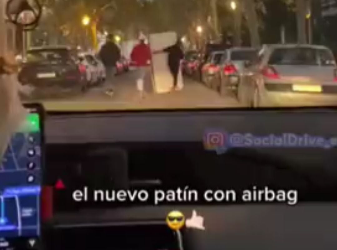 Unos jóvenes conduciendo en patinete con un colchón (captura de vídeo).