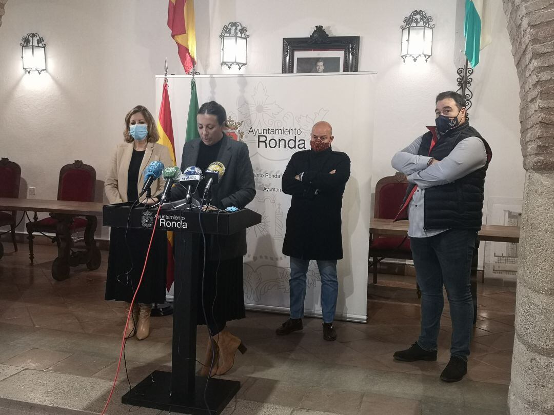 La alcaldesa de Ronda, Mari Paz Fernández, junto a la edil de Contratación y representantes de la UTE rondeña