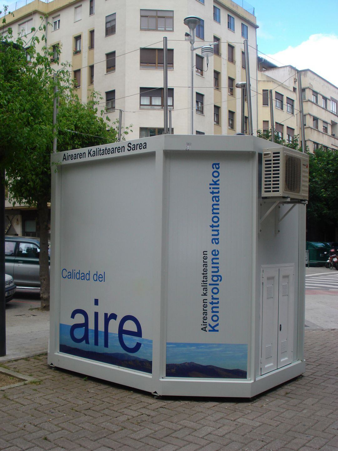 Estación medidora de la calidad del aire en la Plaza del Cruz de Pamplona