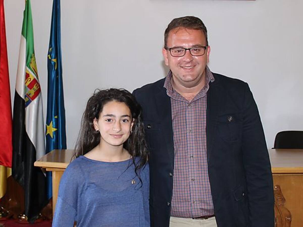 La joven karateka Macarena Ramírez recibe el escudo de oro de la ciudad