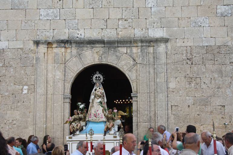 La Virgen del la Vega frente a la portada de la ermita raudense.