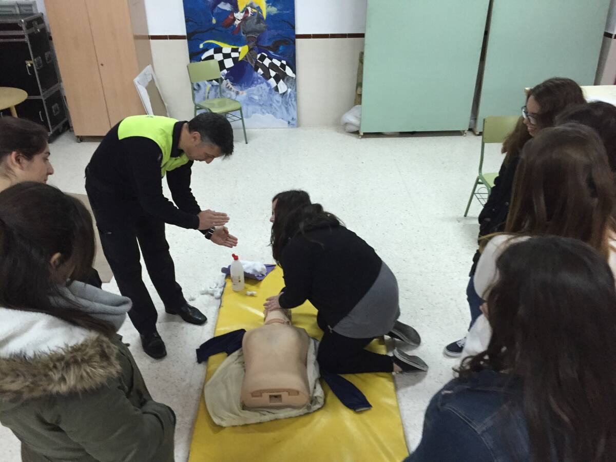 Dos policías locales de Benalmádena salvan la vida de un niño de seis años aplicando la maniobra de Heimlich