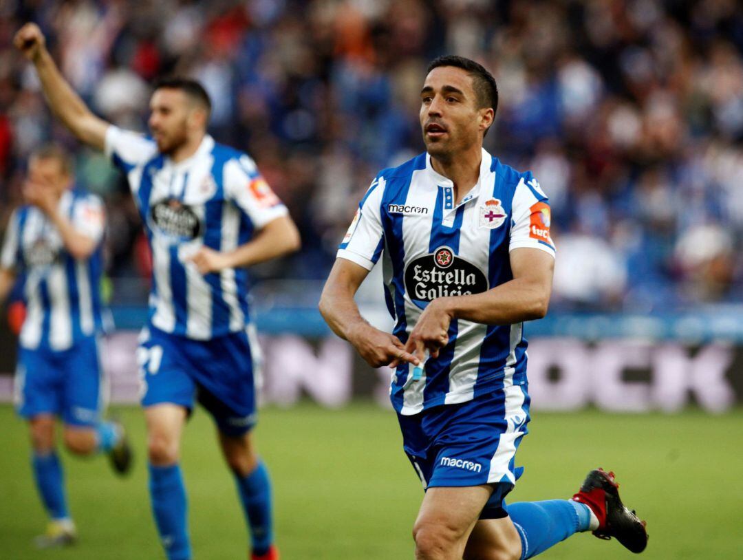 Pedro Sánchez celebra uno de los goles del Deportivo