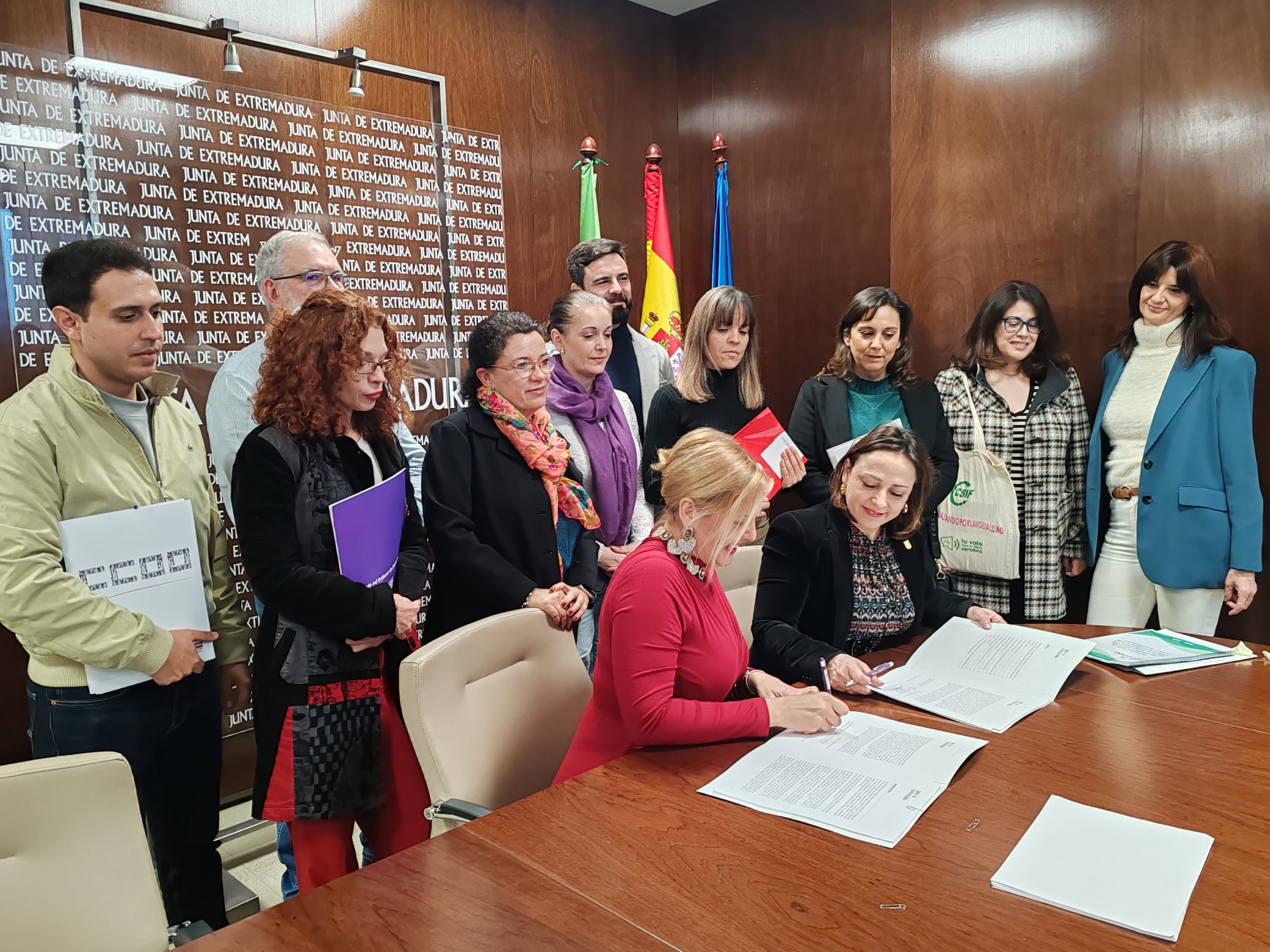 Momento de la firma entre la Consejera de Administración Pública y la Secretaria de Igualdad en presencia de los sindicatos