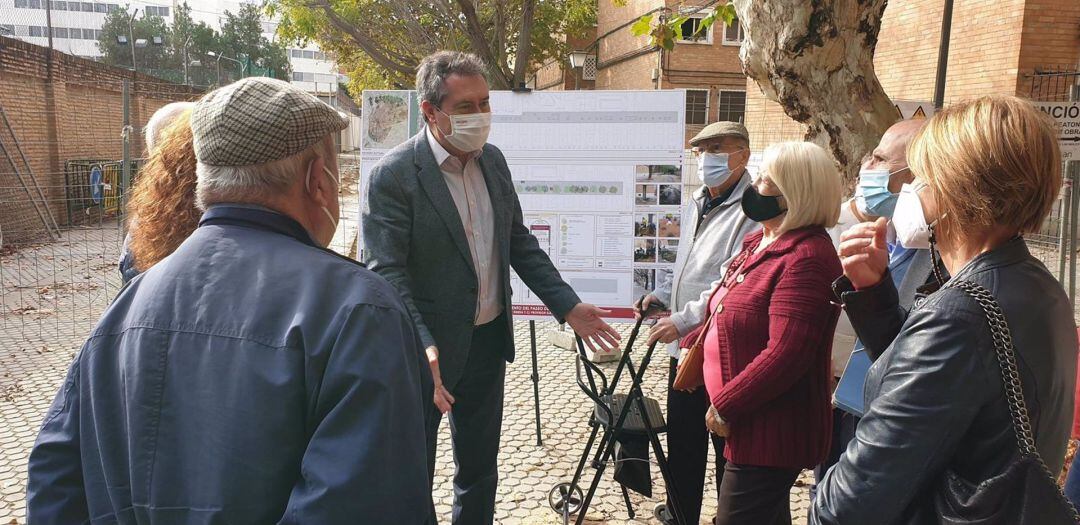 Juan Espadas con vecinos de Reina Mercedes