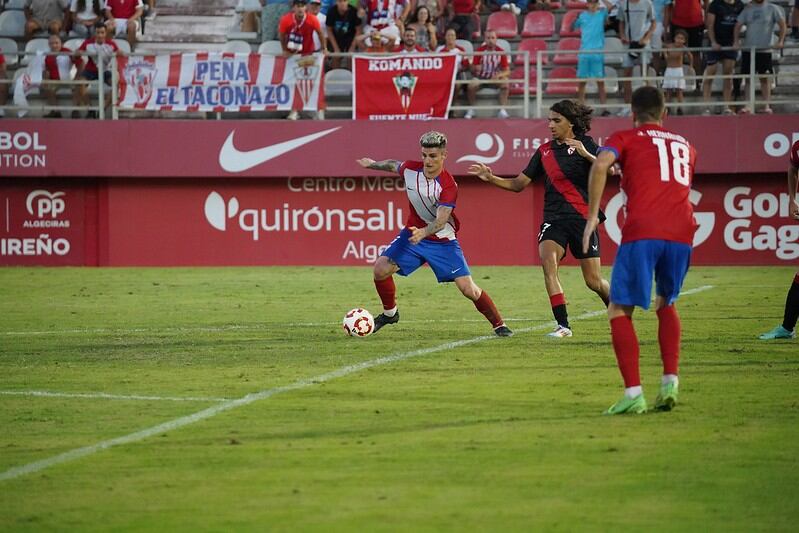 Eric Montes ante el Sevilla Atlético