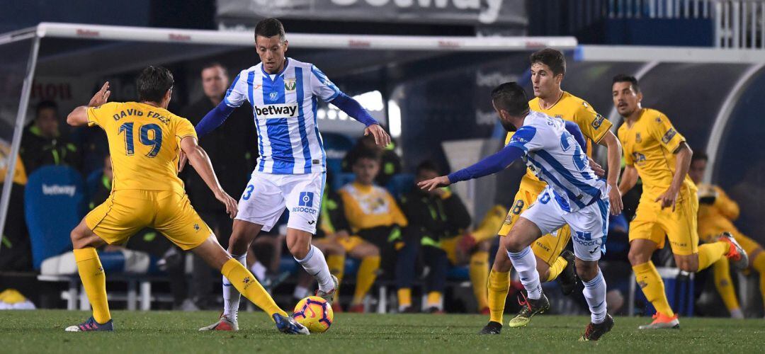 Los pepineros Mikel Vesga (i) y Michael Santos (d) durante un momento del amistoso ante la A.D. Alcorcón disputado este miércoles en Butarque.