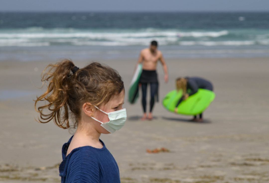 Una niña lleva una mascarilla en la Playa das Salseiras, a 3 de abril de 2021, en el municipio de A Laracha, A Coruña.