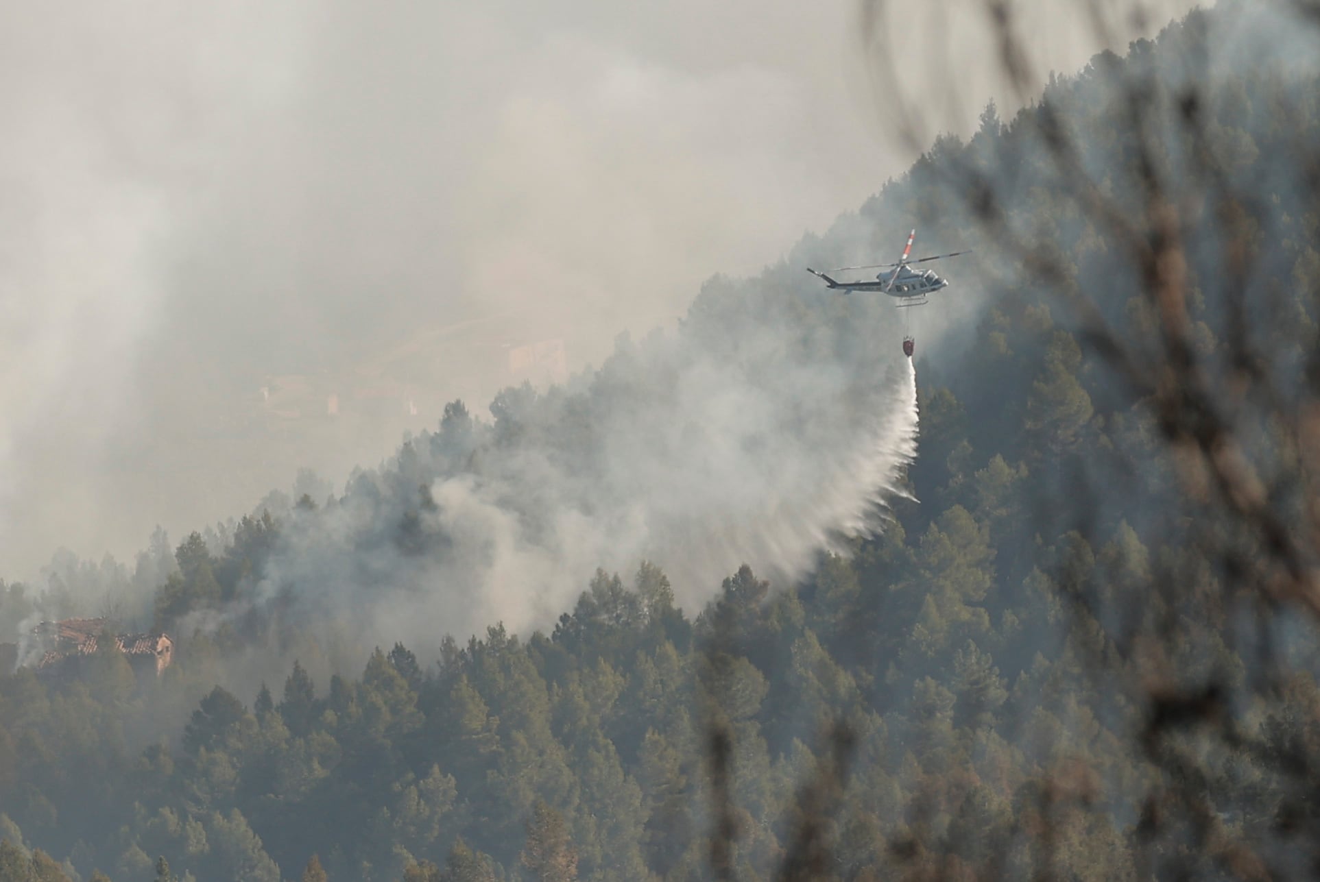 Imagen aérea de la extinción del incendio de Castellón y Teruel. EFE/Manuel Bruque