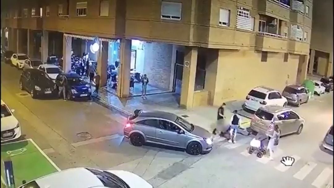 Momento de la grabación de las cámaras de seguridad en el que el individuo golpea y deja inconsciente al conductor que casi atropella a su bebé